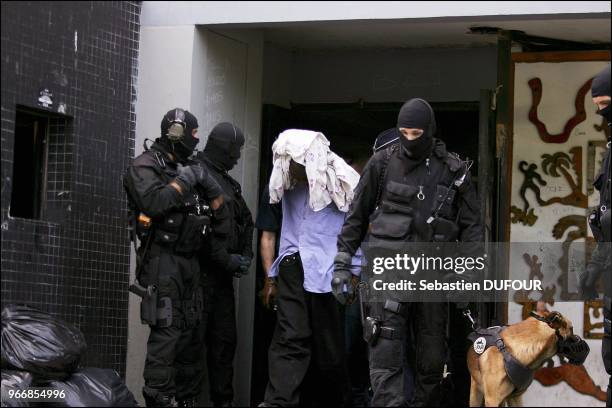 Arrestation lors d'une vaste operation de police, d'un jeune dans le cadre de l'enquete sur le meurtre de Sidi Hamed Hammache 11 ans, tue le 19 juin...