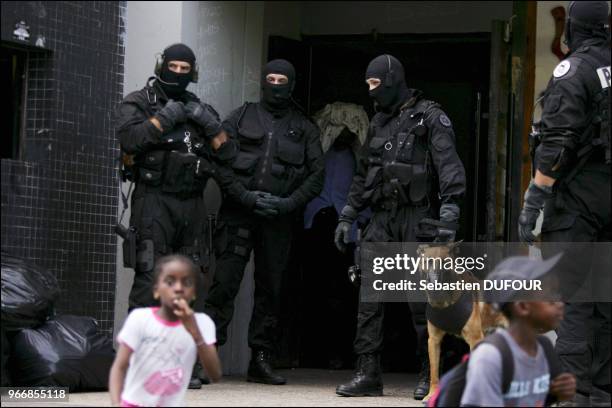 Arrestation lors d'une vaste operation de police, d'un jeune dans le cadre de l'enquete sur le meurtre de Sidi Hamed Hammache 11 ans, tue le 19 juin...