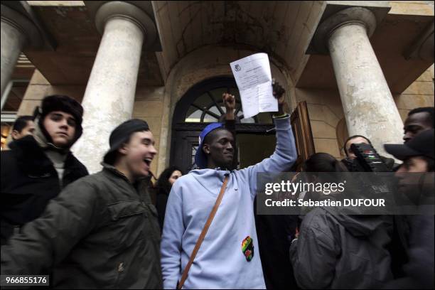 Plusieurs personnalites originaires des Antilles ou issues de l'immigration dont Jean-Pierre Bacri et Djamel Debbouze, parrains du collectif Devoirs...