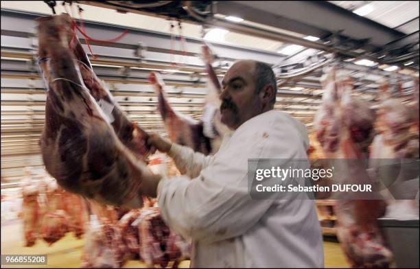 Le Pavillon de la viande de rungis a realise cette semaine 30% de vente en moins suite a l'arrivee de la grippe aviaire en Europe. Le Pavillon de la...