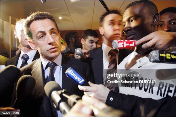 Conference de presse de Nicolas Sarkozy Ministre de l' interieur a rendu hommage aux differents services policiers, pompiers et CRS. Apres la...