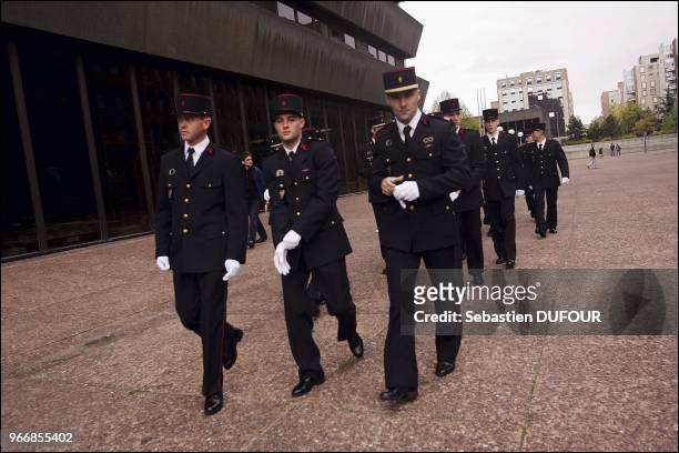 Conference de presse de Nicolas Sarkozy Ministre de l' interieur a rendu hommage aux differents services policiers, pompiers et CRS. Conference de...