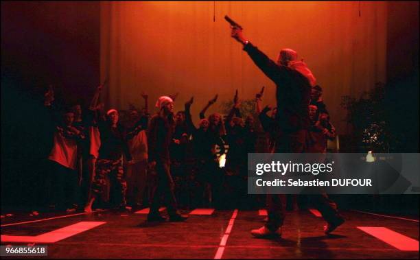 Spectacle de fin d'annee organise par le choregraphe Mourad ZEMANI qui scenarise et produit Art Haine City avec les jeunes de Clichy sous bois. Cette...