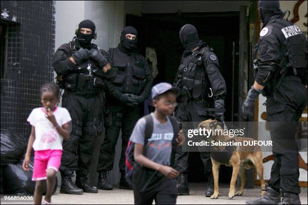 Arrestation lors d'une vaste operation de police, d'un jeune dans le cadre de l'enquete sur le meurtre de Sidi Hamed Hammache 11 ans, tue le 19 juin...