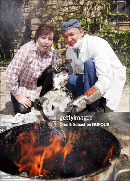 Diane de france, en compagnie de Roger di Blanco artiste peintre sculpteur Francais est venu creer ses Rakus d'argiles. Chauffes a huit cent degres...