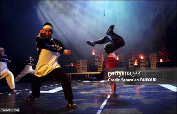 Spectacle de fin d'annee organise par le choregraphe Mourad ZEMANI qui scenarise et produit Art Haine City avec les jeunes de Clichy sous bois. Cette...