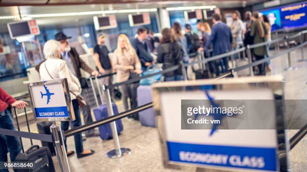 flygpassagerare som väntar i linje - ekonomiklass bildbanksfoton och bilder