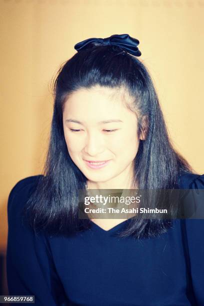 Kiko Kawashima attends a press conference after her engagement with Prince Fumihito at the Akasaka Palace on September 12, 1989 in Tokyo, Japan.