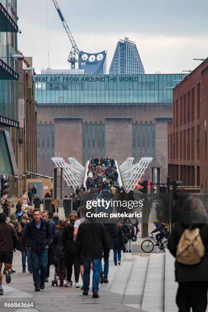 millennium bridge e tate modern - stazione di monument londra foto e immagini stock