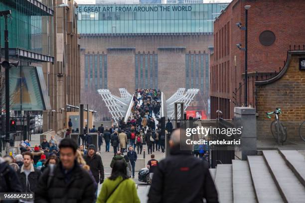 millennium bridge y tate modern - monument station london fotografías e imágenes de stock