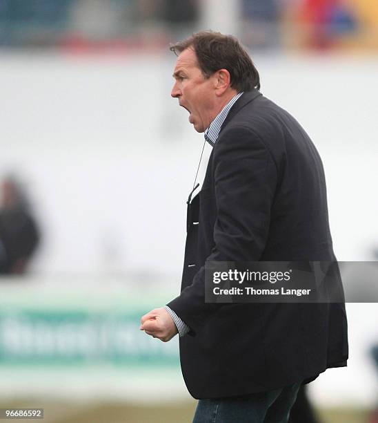 Headcoach Ewald Lienen of Muenchen reacts during the 2nd Bundesliga match between SpVgg Greuther Fuerth and TSV 1860 Muenchen at the Playmobil...