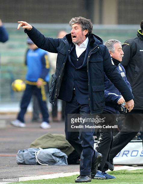 Head coach Alberto Malesani of AC Siena reacts during the Serie A match between AC Chievo Verona and AC Siena at Stadio Marc'Antonio Bentegodi on...
