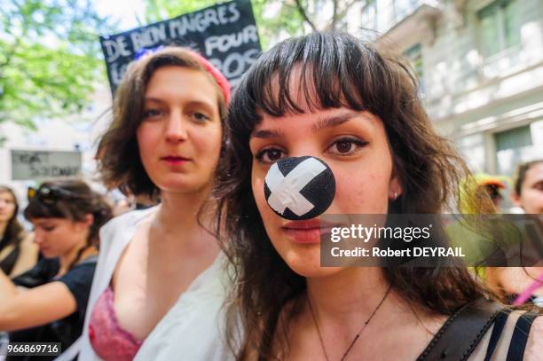 Plusieures centaines d'intermittents du spectacle, portant une croix blanche sur un habit noir ont manifesté leur opposition à toute modification de...