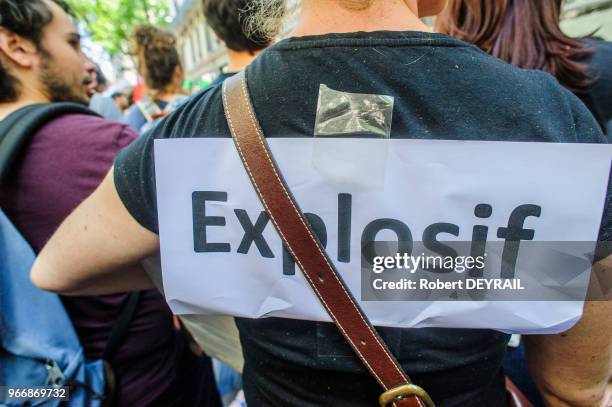 Plusieures centaines d'intermittents du spectacle, portant une croix blanche sur un habit noir ont manifesté leur opposition à toute modification de...