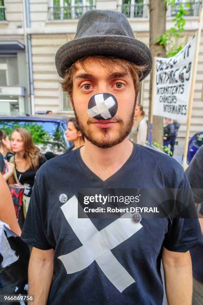 Plusieures centaines d'intermittents du spectacle, portant une croix blanche sur un habit noir ont manifesté leur opposition à toute modification de...