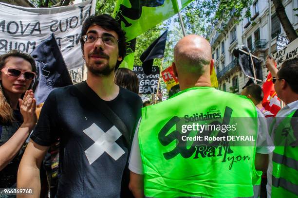 Plusieures centaines d'intermittents du spectacle, portant une croix blanche sur un habit noir ont manifesté leur opposition à toute modification de...