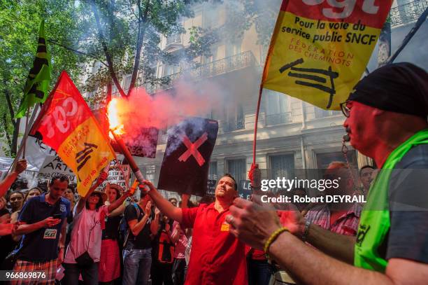 Plusieures centaines d'intermittents du spectacle, portant une croix blanche sur un habit noir ont manifesté leur opposition à toute modification de...