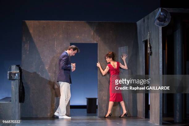 Françoise Gillard et Benjamen Lavernhe de la Comédie-Française interprètent la pièce 'La Ronde' d'après Arthur Schnitzler, mise en scène d'Anne...