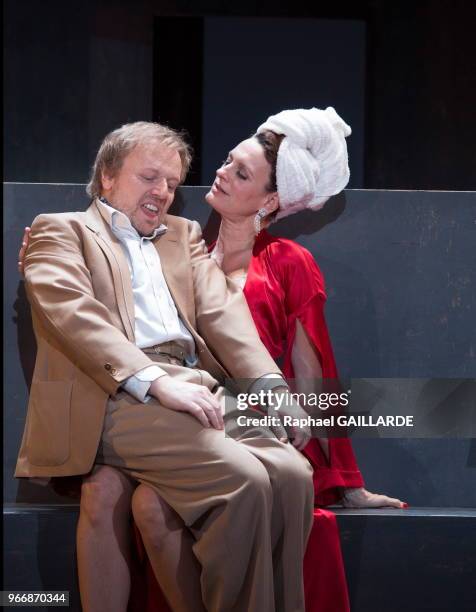 Sylvia Bergé et Laurent Stocker de la Comédie-Française interprètent la pièce 'La Ronde' d'après Arthur Schnitzler, mise en scène d'Anne Kessler au...