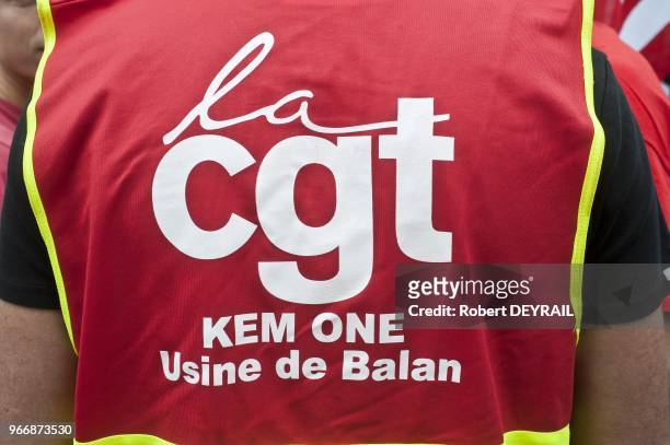 Les employes des usines Kem One de Fos-sur-Mer, de Saint-Fons et de Balan ont d?file dans les rues de Lyon pour faire pression sur le tribunal de...