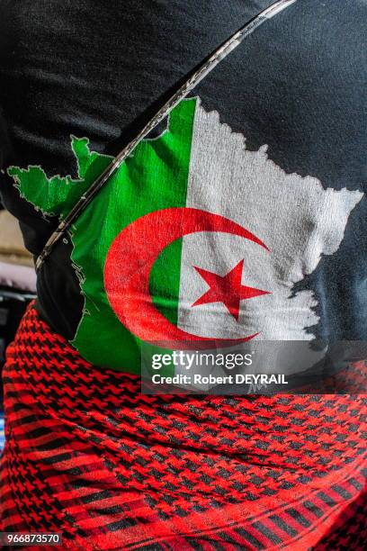 Manifestant de dos portant un tee-shirt avec une carte de la France aux couleurs du drapeau algérien lors d'un rassemblement devant l'Hotel de ville...