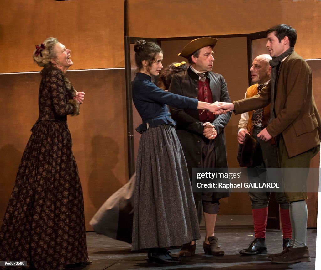 La Comédie-Française interprète au 'Théâtre du Vieux-Colombier' la pièce 'Les Rustres' de Carlo Goldini