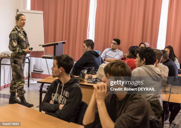 Une jeune réserviste élève ingénieur dans le civil intervient devant des jeunes gens lors de la 'Journée Défense et Citoyenneté' au centre de...