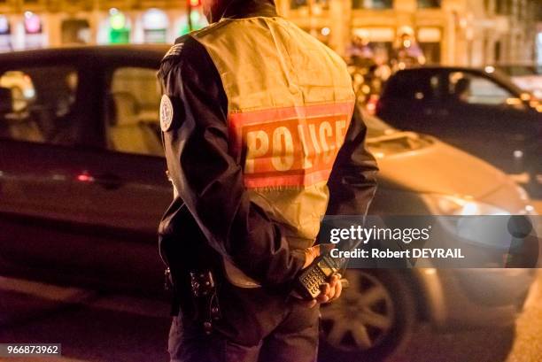 Contrôle de police de véhicules en prévention des risques d'attentat le 31 décembre 2016 dans le centre de Lyon, France.