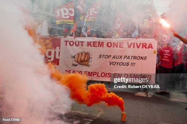 Les employes des usines Kem One de Fos-sur-Mer, de Saint-Fons et de Balan ont d?file dans les rues de Lyon pour faire pression sur le tribunal de...