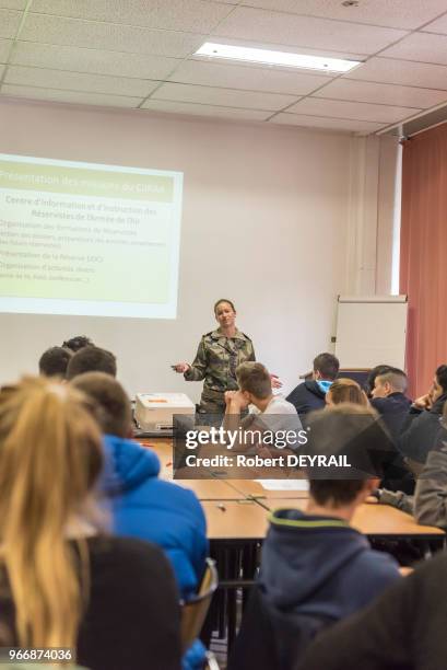 Une jeune réserviste élève ingénieur dans le civil intervient devant des jeunes gens lors de la 'Journée Défense et Citoyenneté' au centre de...