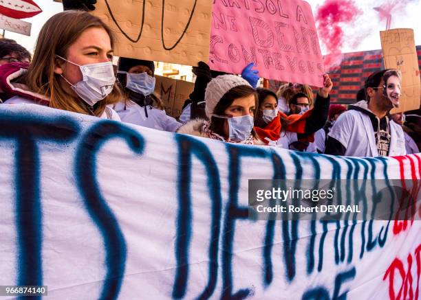 Manifestation des étudiants en odontologie pour dénoncer les négociations en cours entre l?Union Nationale des Caisses d?Assurances Maladies, les...