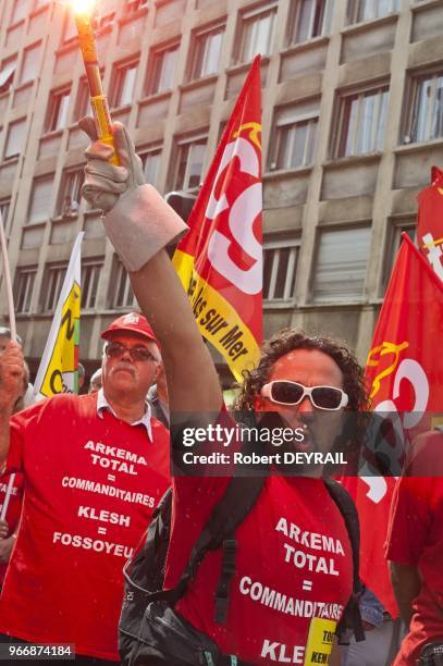 Les employes des usines Kem One de Fos-sur-Mer, de Saint-Fons et de Balan ont d?file dans les rues de Lyon pour faire pression sur le tribunal de...