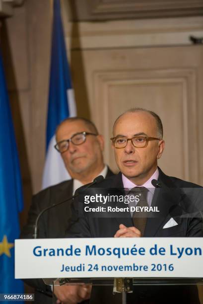 Le ministre de l'Intérieur et des Cultes, Bernard Cazeneuve, a participé à la pose de la première pierre de l'Institut français de civilisation...