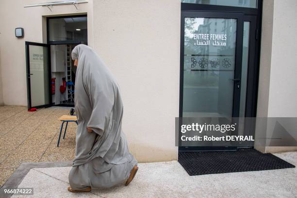 Femme voilée lors de l'inauguration de la nouvelle mosquée ?el Tawba? le 18 novembre 2016, Lyon, France. La mosquée veut balayer sa mauvaise...