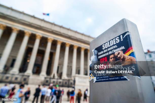 Quelques dizaines de personnes issues des mouvements catholiques et traditionalistes se sont rassemblées devant le palais de justice de Lyon pour...