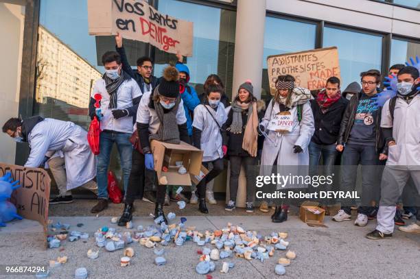 Manifestation des étudiants en odontologie pour dénoncer les négociations en cours entre l?Union Nationale des Caisses d?Assurances Maladies, les...