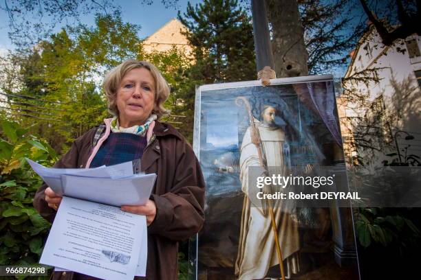 Nicole Hugon, présidente de l?association ?Les Amis de Saint-Bernard? accompagnée par des moines capucins bénédictins de Morgon manifestent pour que...