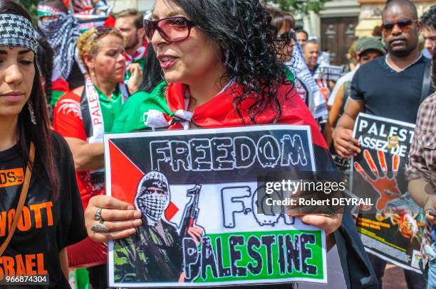 Manifestante tenant une affiche 'freedom for Palestine' lors d'un défilé dans le centre ville en soutien aux palestiniens victimes des bombardements...