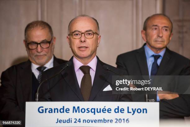 Le ministre de l'Intérieur et des Cultes, Bernard Cazeneuve, a participé à la pose de la première pierre de l'Institut français de civilisation...