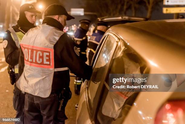 Contrôle de police de véhicules en prévention des risques d'attentat le 31 décembre 2016 dans le centre de Lyon, France.