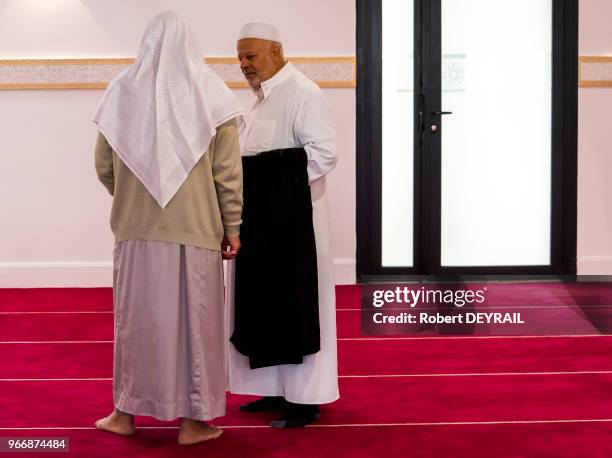 Fidèle lors de l'inauguration de la nouvelle mosquée ?el Tawba? le 18 novembre 2016, Lyon, France. La mosquée veut balayer sa mauvaise réputation en...