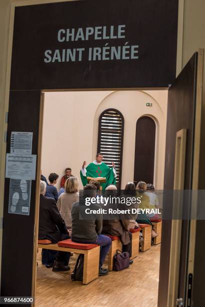 Première messe célébrée dans la chapelle rénovée de la nouvelle université catholique de Lyon , le 26 septembre 2015 à Lyon, France. Ce lieu de culte...