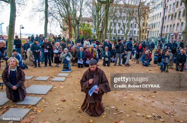 Nicole Hugon, présidente de l?association ?Les Amis de Saint-Bernard? accompagnée par des moines capucins bénédictins de Morgon manifestent pour que...