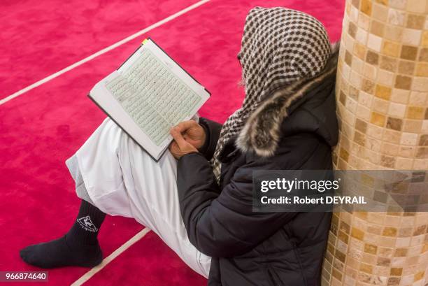 Fidèle lisant le Coran lors de l'inauguration de la nouvelle mosquée ?el Tawba? le 18 novembre 2016, Lyon, France. La mosquée veut balayer sa...