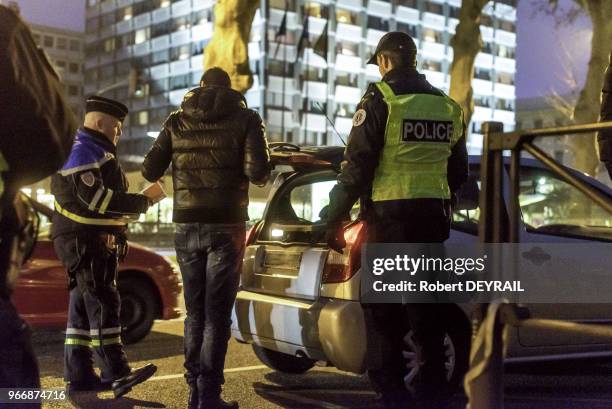 Contrôle de police de véhicules en prévention des risques d'attentat le 31 décembre 2016 dans le centre de Lyon, France.