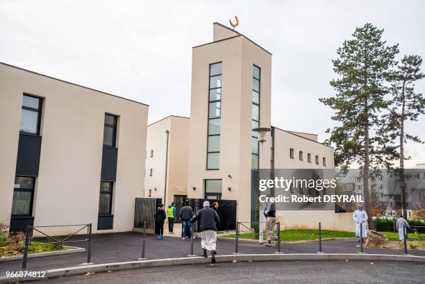 Fidèle se rendant à l'inauguration de la nouvelle mosquée ?el Tawba? le 18 novembre 2016, Lyon, France. La mosquée veut balayer sa mauvaise...