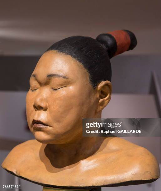 Une pièce du grand portant en forme de portée de musique, 79 bustes de plâtre et 12 de bronze illustrent la diversité humaine, exposée au Musée de...