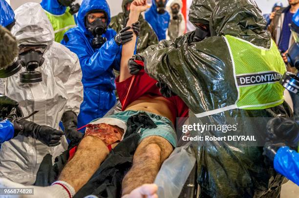 Exercices visant à soigner les victimes d'actes terroristes le 17 avril 2014 à Lyon, France. Ici c'est un exercice contre une attaque au gaz sarin...