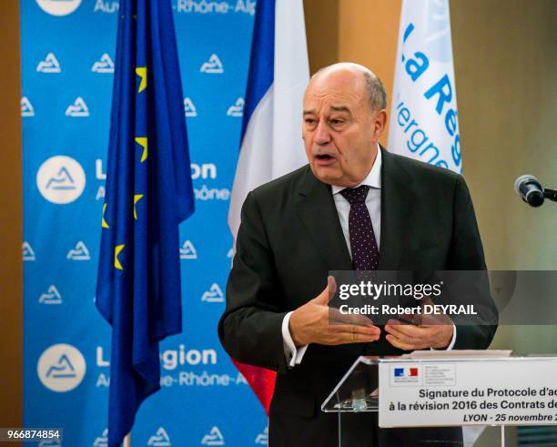 Laurent Wauquiez, Président de la région Auvergne-Rhones-Alpes et Jean-Michel Baylet, ministre de l'aménagement du territoire lors de la signature du...