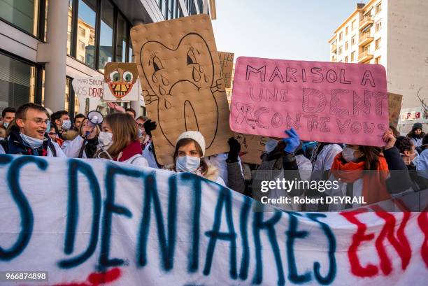 Manifestation des étudiants en odontologie pour dénoncer les négociations en cours entre l?Union Nationale des Caisses d?Assurances Maladies, les...